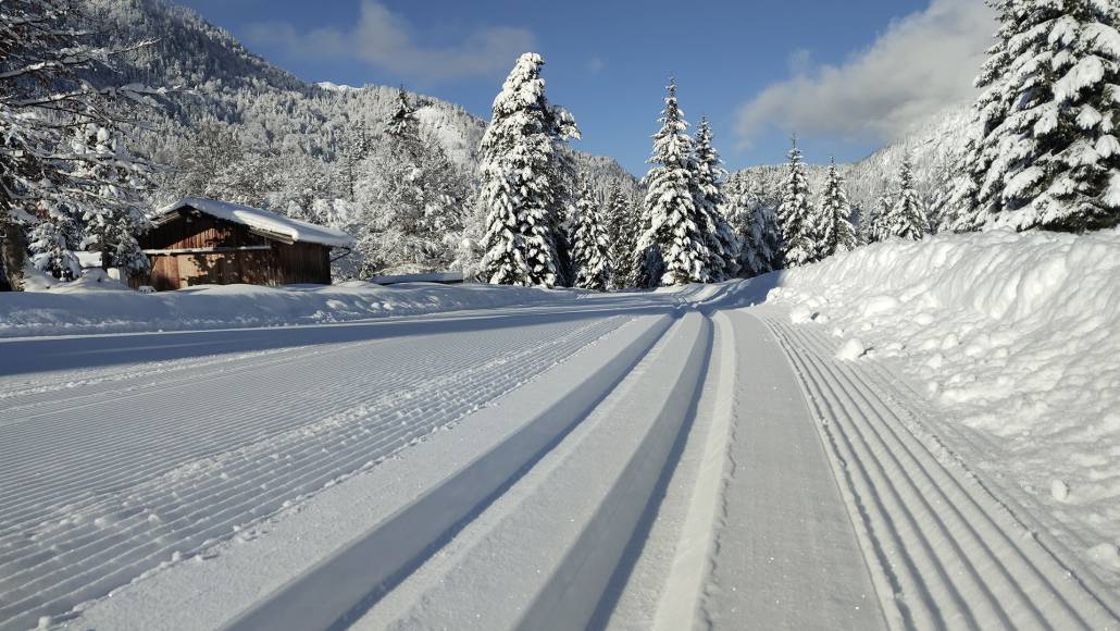 Winterlandschaft mit Langlaufloipe - Der Brandstetterhof