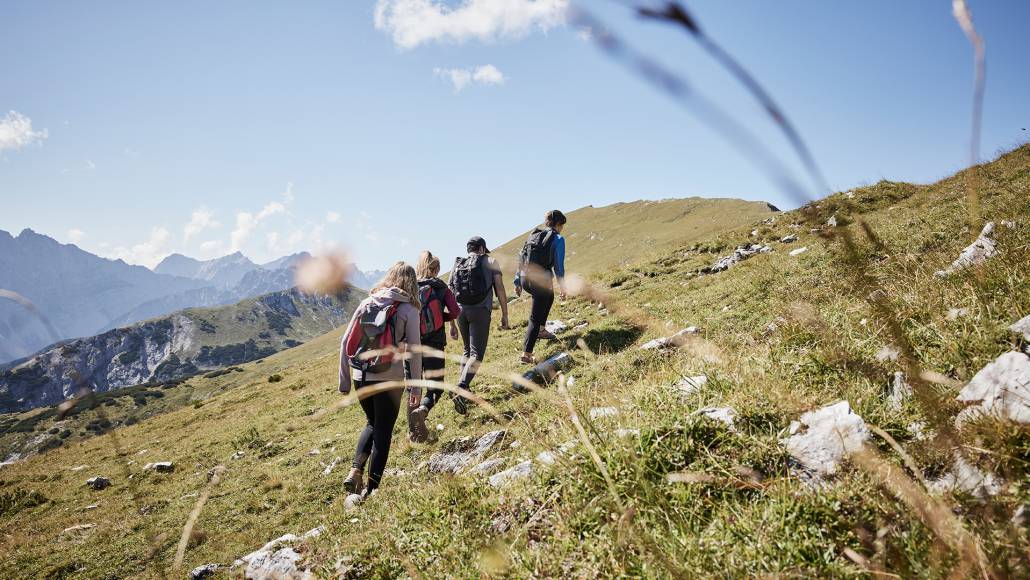 Wandergruppe im Naturpark Karwendel beim Aufstieg - Der Brandstetterhof