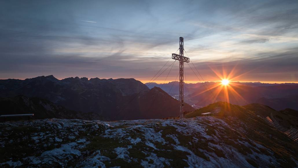 Sonnenaufgang am Stanser Joch mit Gipfelkreuz - Der Brandstetterhof