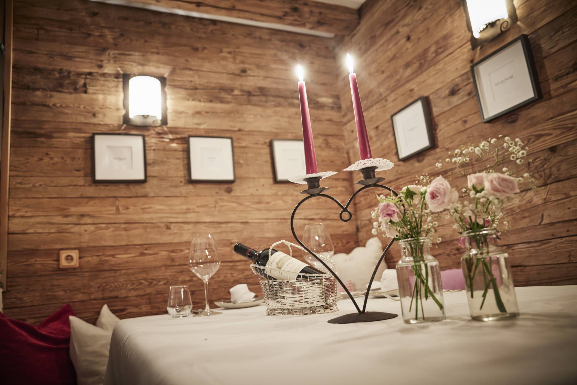 Romantische Dekoration auf Tisch