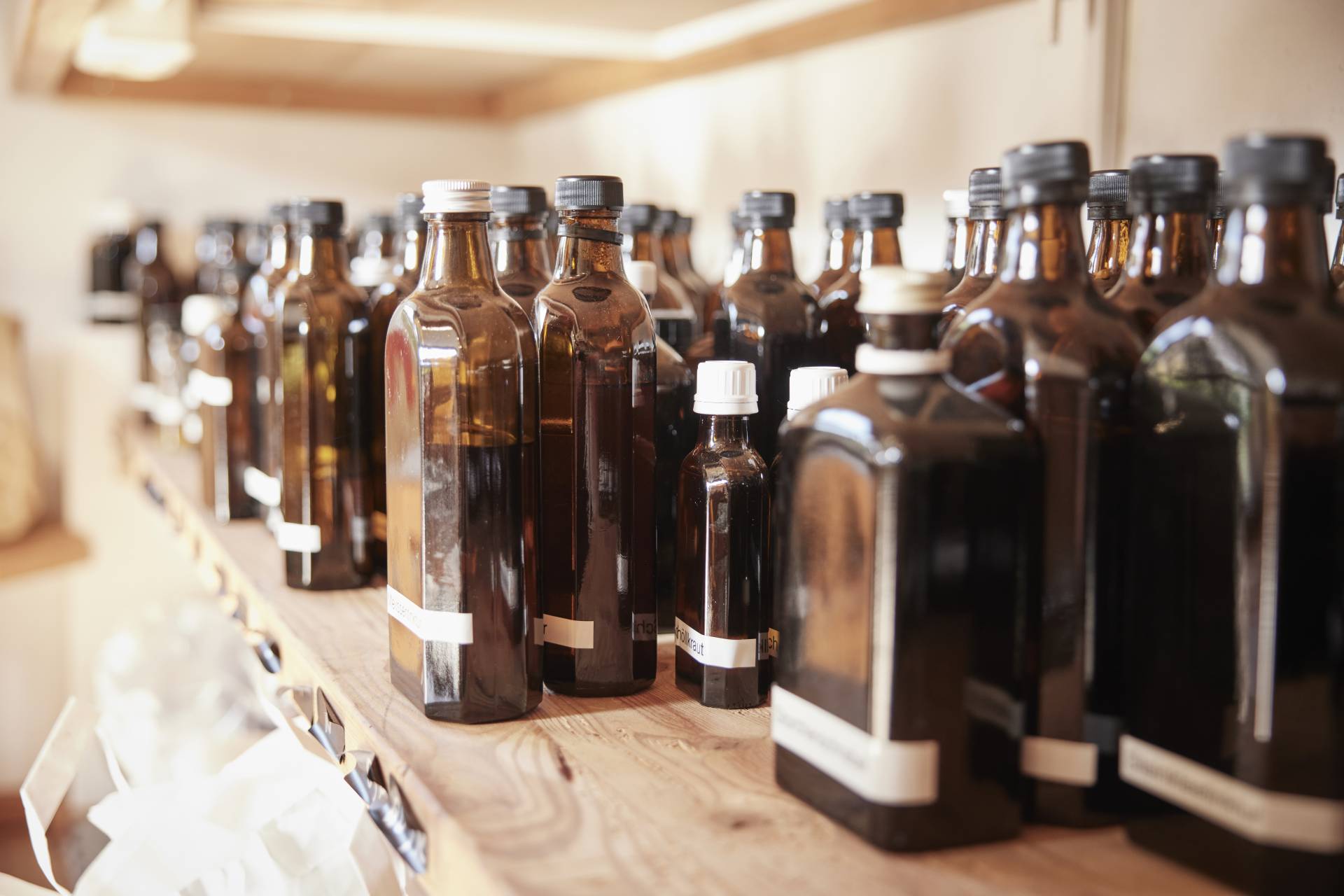 Braungläser gefüllt mit Trinkturen