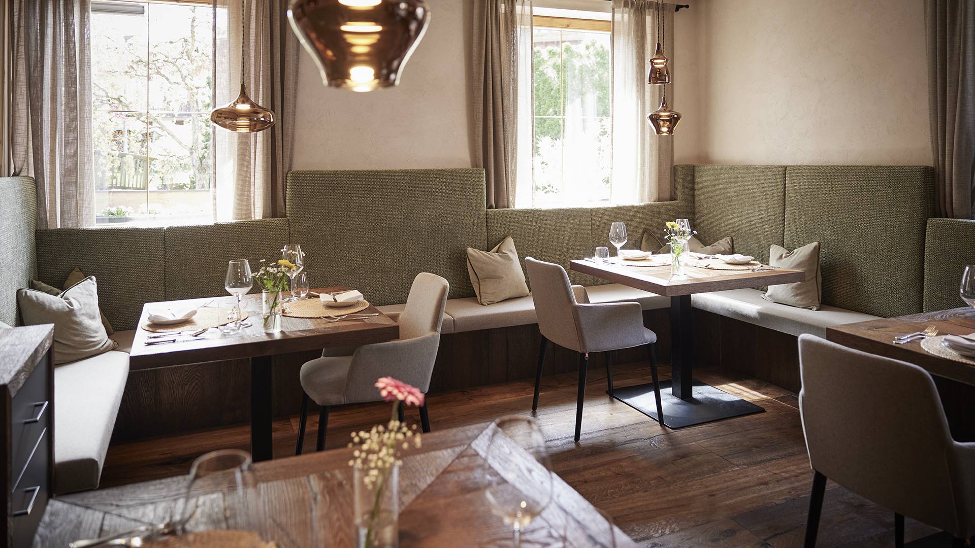 Gedeckte Tische im modernen Restaurant und blickte die Natur