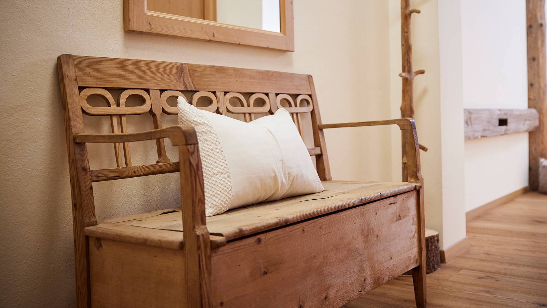 Holzbank im Landhauzimmer - Der Brandstetterhof