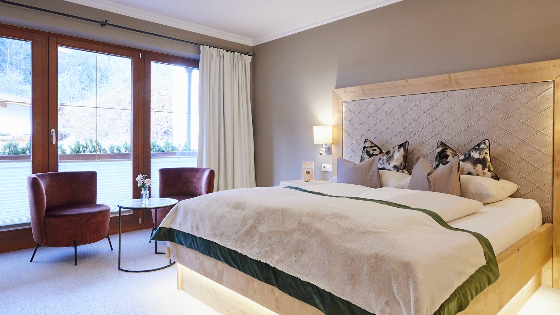 Helles Hotelzimmer mit wunderbaren Blick in die Berge im Hotel Der Brandstetterhof