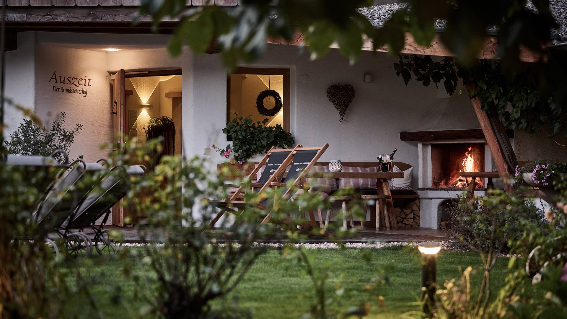 Wellnessbereich mit Kaminfeuer - Der Brandstetterhof