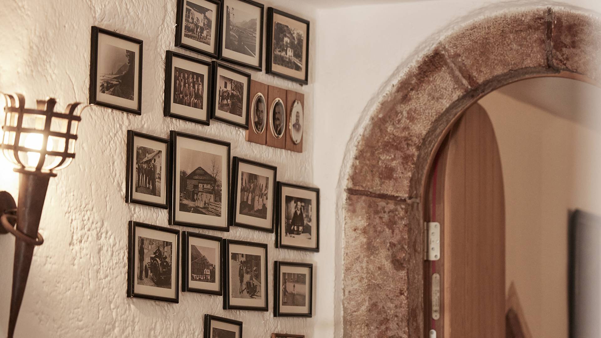 Geschichtsbilder an der Wand - Der Brandstetterhof