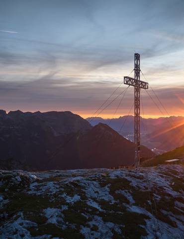 Sonnenaufgang im Naturpark Karwendel mit Gipfelkreuz
