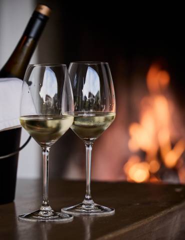 Zwei Gläser Wein und Kaminfeuer - Der Brandstetterhof
