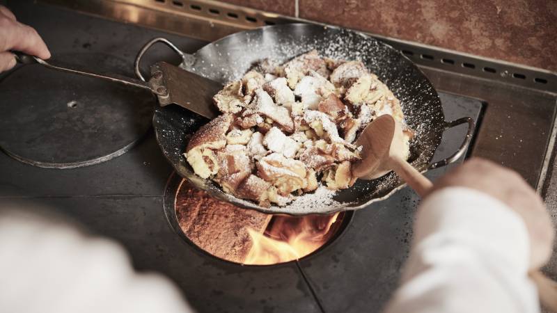 Koch richtet Kaiserschmarrn in Gusspfanne