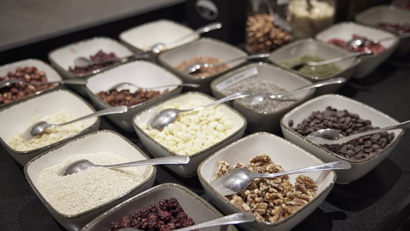 Verschiedene Nüsse´am Frühstücksbuffett