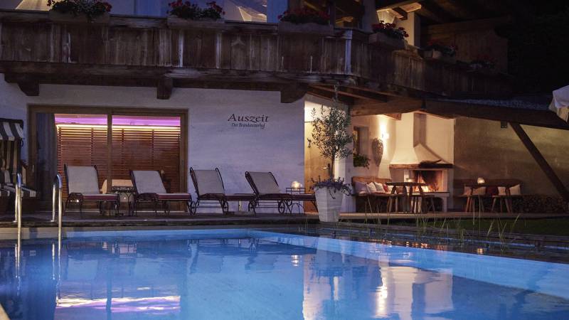 Naturpool bei Nacht mit Beleuchtung