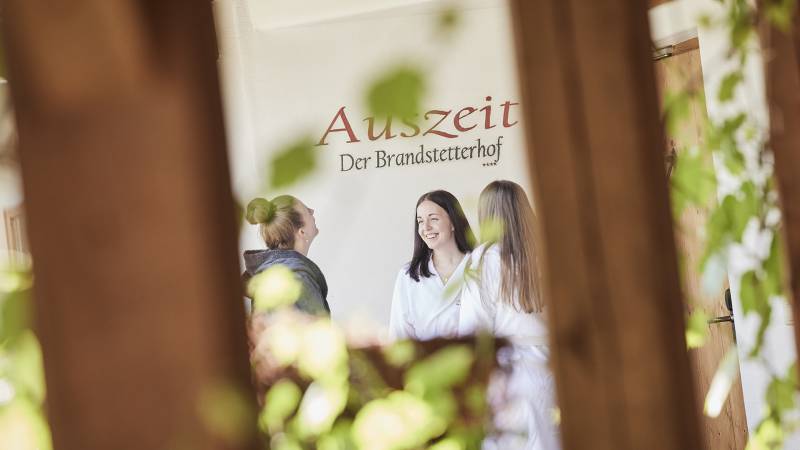 Freundinnen im Bademantel im Wellnessbereich