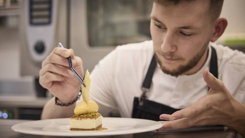 Koch richtet Dessert an - Der Brandstetterhof