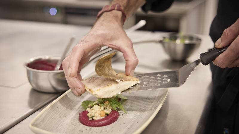 Fischgericht wird schön angerichtet