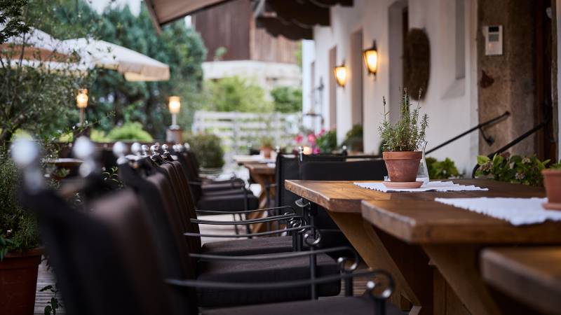 Terrasse mit Tischen - Der Brandsteterhof