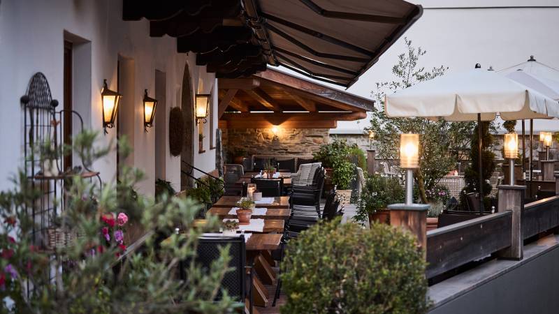 Terrasse am Abend mit romantischer Beleuchtung - Der Brandstetterhof