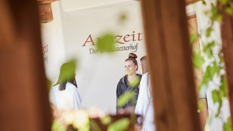 Damen im Bademantel im Gespräch - Der Brandstetterhof
