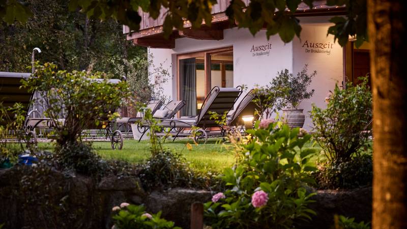 Liegewiese bei Dämmerung - Der Brandstetterhof