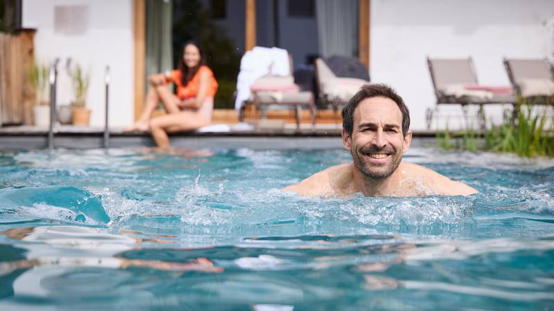Mann schwimmt im NaturPool - Der Brandstetterhof