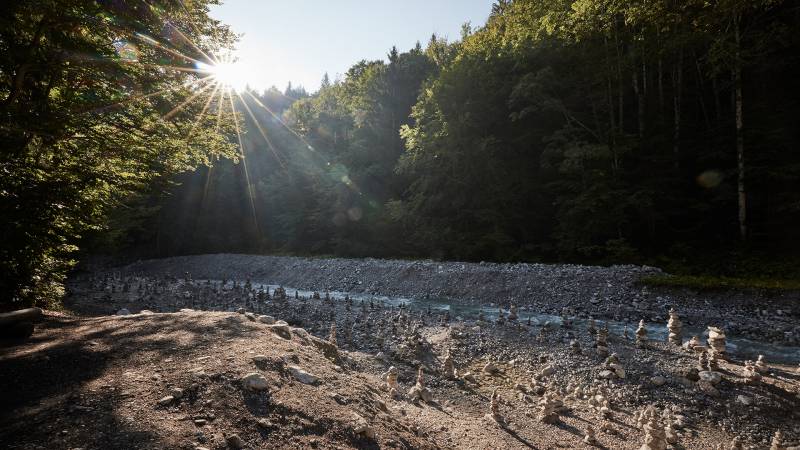 Bachufer mit Steinmänchen - Der Brandstetterhof