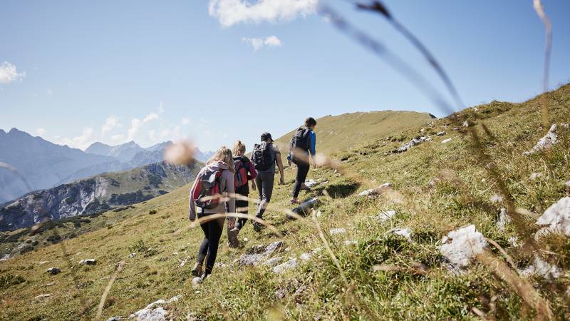 Wandergruppe beim Aufstieg - Der Brandstetterhof