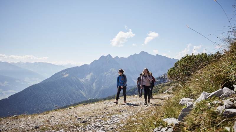 Wandergruppe mit Blick auf Tuxer Voralpen - Der Brandstetterhof