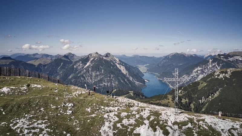 Gipfelkreuz und See - Der Brandstetterhof
