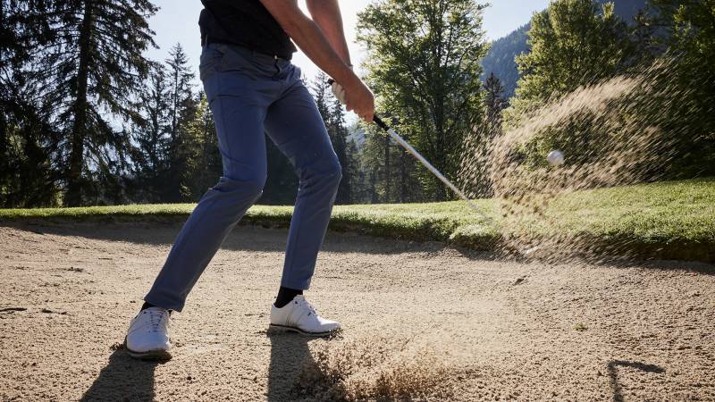 Golfspieler beim Bunkerschlag - Der Brandstetterhof