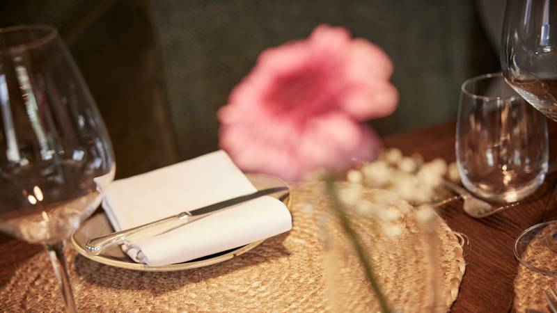 Weingläser und Tischdeko mit Blume - Der Brandstetterhof