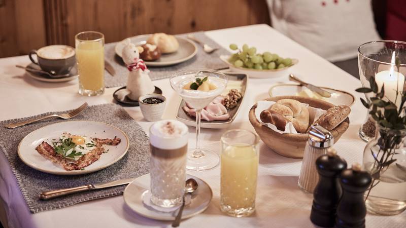 Frühstückstisch mit Kaffee, Spiegelei und Orangensaft - Der Brandstetterhof