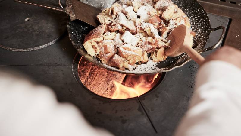 Kaiserschmarrenzubereitung auf dem Feuer - Der Brandstetterhof