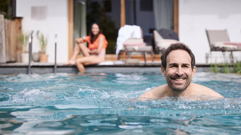 Mann schwimmt im Naturpool - Der Brandstetterhof