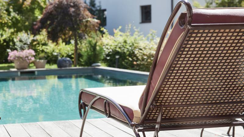 NaturPool mit Liegestuhl - Naturhotel in Tirol Der Brandstetterhof