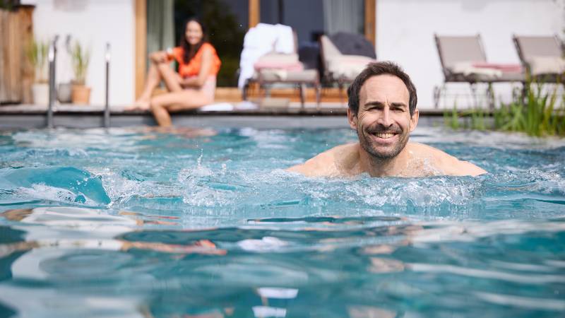 Mann beim Schwimmen im NaturPool - Der Brandstetterhof
