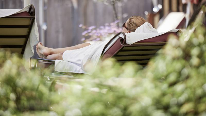 Frau entspannt im Liegestuhl - Der Brandstetterhof