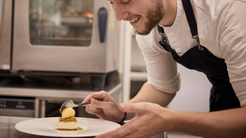 Koche beim Anrichten eines modernen Gerichtes - Der Brandstetterhof