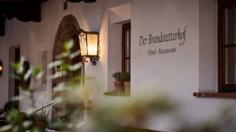 Hotelaußenansicht mit Schriftzug Der Brandstetterhof