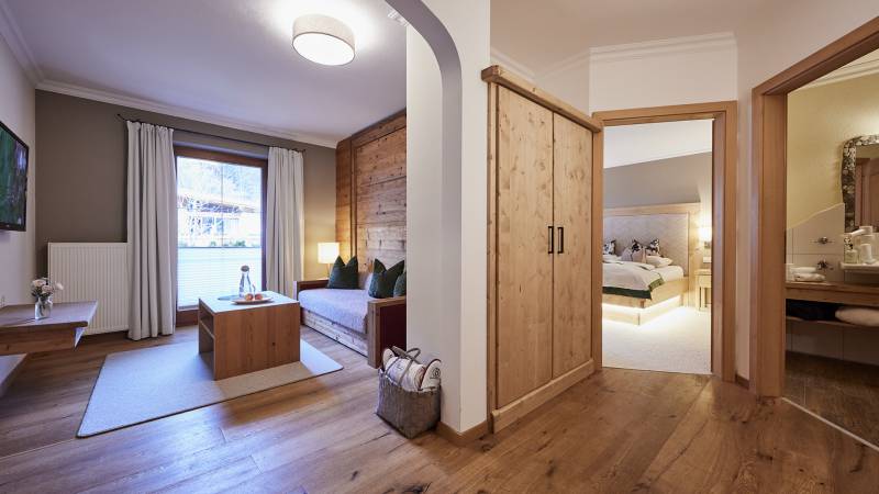 Modernes Zimmer mit Holzboden und Ausblick in die Natur