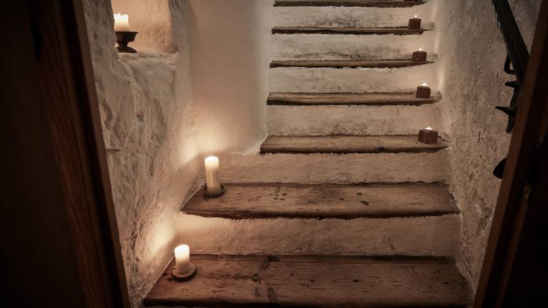 Alte Holztreppe in den 400 Jahre alten Weinkeller