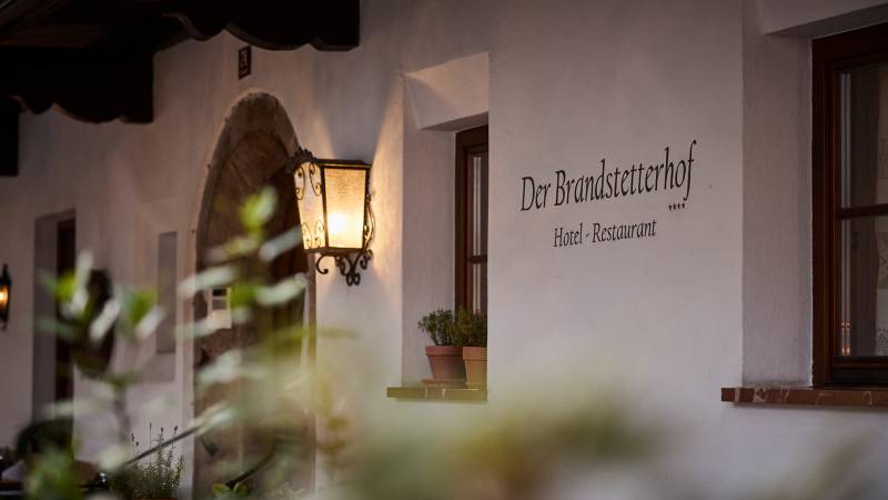 Hotelfassade mit Hotelschriftzug Der Brandstetterhof