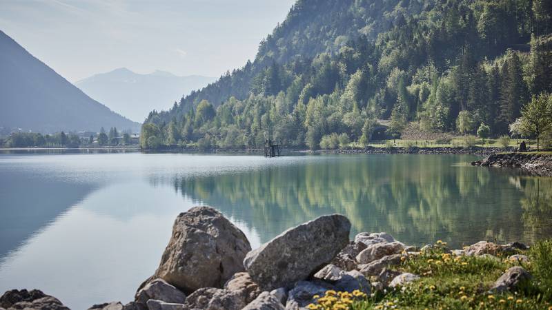 Das Ufer des Achensee ganz in der Nähe vom Der Brandstetterhof