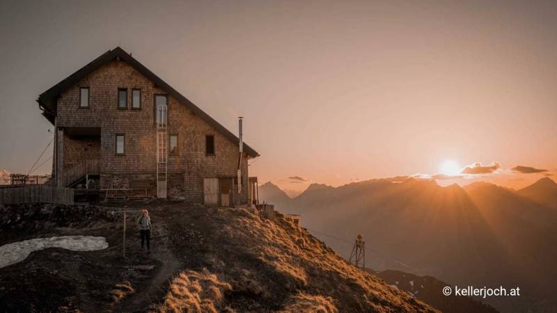 Die Kellerjochhütte in stimmungsvoller Sonnenuntergangsstimmung