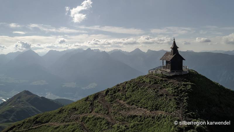 Die Kellerjochkapelle mit Blick in die Berge des Naturpark Karwendel