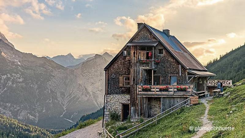 Die Plumsjochhütte mit Ausblick in den Naturpark Karwendel