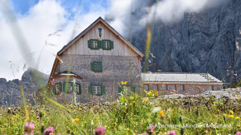Die Falkenhütte im Naturpark Karwendel im Hintergrund die Laliderer Wände