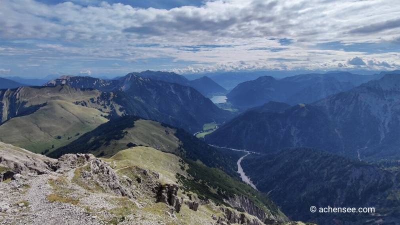 Ausblick von der Montscheinspitze über die Bergwelt von Rofan und Naturpark Karwendel