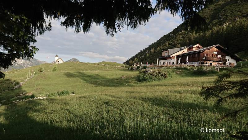 lick aus dem Wald auf die Astenaualm im Rofangebirge