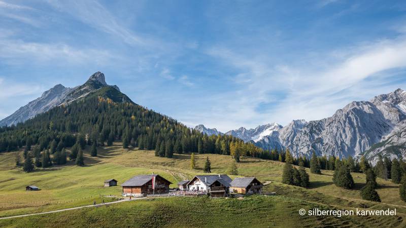 Die Walderalm im Naturpark Karwendel mit wunderschönen Bergpanorama