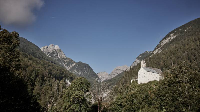 Das Kloster St. Georgenberg trohnt auf dem Felsen