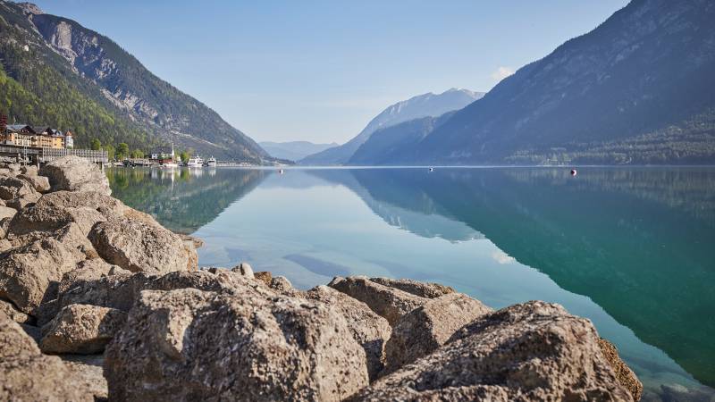 Der Achensee mit glasklarem Wasser zwischen Naturpark Karwendel und Rofangebirge